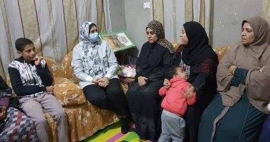 "قومى المرأة ببنى سويف" يكرم "كريمة حسن" التى تبنت الشاب الضائع لـ17 سنة