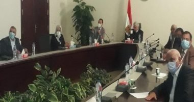 وزير التعليم العالى يستعرض تقريرًا حول دور الجامعات فى وضع ضوابط تراخيص البناء بالمدن