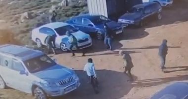 مستوطنون يحطمون سيارات فلسطينيين فى جيلو بالضفة الغربية.. فيديو