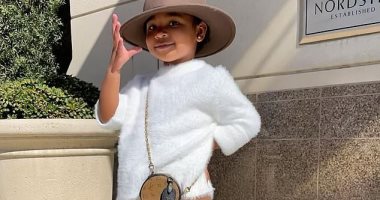 ابنه كلوى كاردشيان ترتدى شنطة من Louis Vuitton بقيمة 1،570 دولارًا