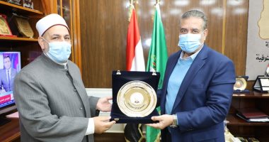 محافظ المنوفية يكرم وكيل الأوقاف السابق لبلوغه سن المعاش ويستقبل الجديد