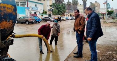 رؤساء المراكز بكفر الشيخ يتابعون رفع مياه الأمطار بالمدن والقرى.. صور