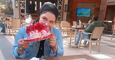 مذيعة تأكل التورتة بطريقة غريبة.. وزميلها: إيه شغل الفول الحراتى ده.. فيديو