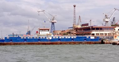 مرفق معديات بورسعيد - بورفؤاد يواصل نقل المواطنين رغم سوء الطقس.. صور