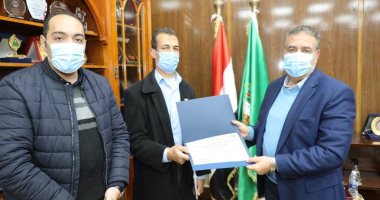 محافـظ المنوفية يكرم مدير منظومة النظافة لرفضه رشوة من أحد المقاولين