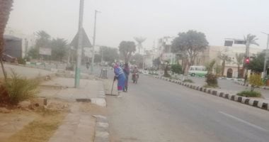 جنود فى مواجهة العاصفة.. عمال النظافة بالوادى الجديد فى الشوارع رغم سوء الطقس.. صور