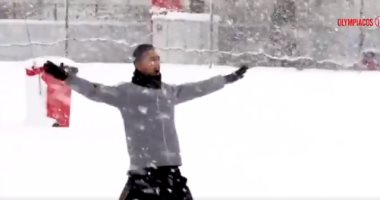 "أنا مهما كبرت صغير".. أحمد حسن كوكا يلعب وسط الثلوج بعد التدريبات "فيديو"