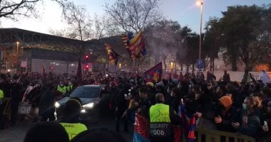 برشلونة ضد باريس سان جيرمان.. جماهير البارسا تشعل الأجواء خارج كامب نو "فيديو"