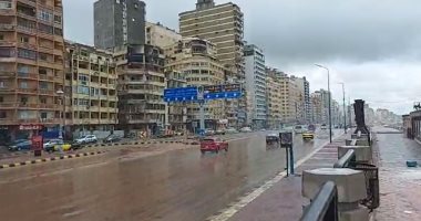 أمطار غزيرة وارتفاع الأمواج وصقيع يضرب الإسكندرية.. فيديو لايف