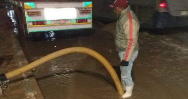 شفط مياه الأمطار من الطريق الدولى بمدخل مدينة مرسى مطروح.. صور