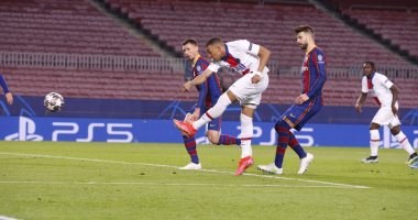 هل يقود ميسي ريمونتادا جديدة أمام سان جيرمان لإنقاذ موسم برشلونة الكارثي