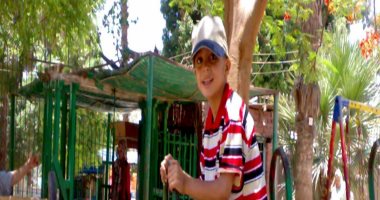 صور من مراحل عمرية مختلفة للطفل العائد إلى أهله بعد غياب 20 عامًا