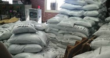 ضبط 1.25 طن بودرة بلاستيك مجهولة تستخدم فى صناعة الأحذية بالشرقية