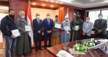 محافظ سوهاج يسلم 25 شيكا بقيمة 175 ألف جنيه لدعم أصحاب المشروعات الصغيرة