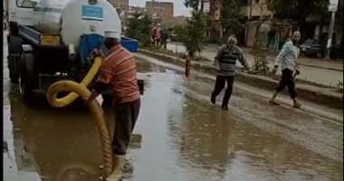 رفع مياه الأمطار من شوارع مدن وقرى محافظ كفر الشيخ.. فيديو