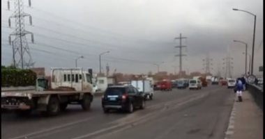 عاصفة ترابية تعيق الرؤية وتؤثر على حركة السيارات بدائرى القليوبية.. فيديو لايف