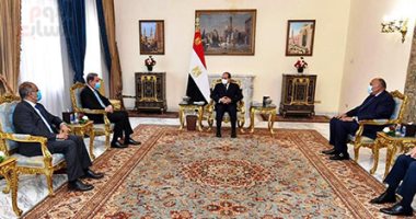 صور.. الرئيس السيسى يتسلم دعوة من نظيره الباكستانى عارف علوى لزيارة إسلام آباد
