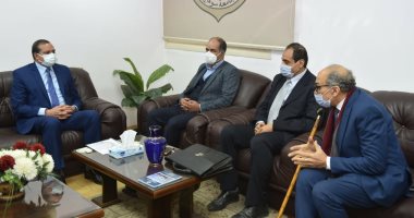 رئيس جامعة سوهاج يلتقى نقابة العلاج الطبيعى لوضع لائحة الكلية وإنشاء مركز تأهيلى
