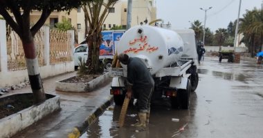 مياه دمياط تواصل عملها لشفط تراكمات مياه الأمطار فى أماكن تجمعاتها