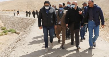 محافظ بنى سويف يتابع عمل لجنة دراسة تأمين ممر محمية كهف سنور.. صور