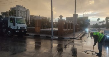 نشر معدات شفط المياه بالقاهرة والجيزة لرفع تراكمات الأمطار.. صور