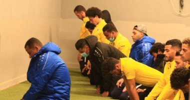 لاعبو الإسماعيلي يؤدون صلاة المغرب في استاد القاهرة قبل مواجهة الزمالك