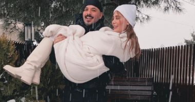نجوم يرفعون شعار "حب الشتا" × فبراير.. رامى عياش يحمل زوجته فى نزهة وسط الثلوج.. إليسا تلعب على الجليد برفقة كلبها.. كوكا يراوغ بالكرة وسط الثلج بعد التدريبات.. ورونالدو يعيش مغامرة رومانسية مع جورجينا.. صور