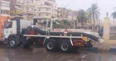 انتشار سيارات شفط المياه فى شوارع وميادين مدن القناة لمواجهة الطقس السيئ