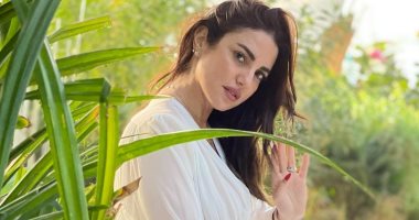 الأبيض يليق بها.. درة تتألق فى جلسة تصوير وسط الأشجار بدبى 