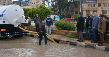 محافظ الدقهلية يتابع فرق عمل إزالة تراكمات مياه الأمطار بالمنصورة