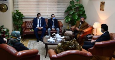 وزير الرياضة يبحث مع اتحاد السلة نشر اللعبة في المدارس