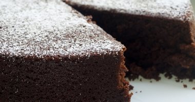 طريقة عمل الكيكة بالكاكاو بخطوات سهلة وبسيطة