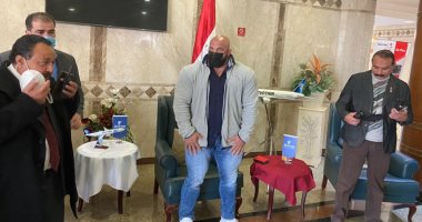 نادى إيروسبورت يهدى "بيج رامى" الدرع التذكارى الخاص بالنادى وتقديم الشكر له 