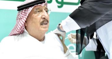 أمير جازان ونائبه يفتتحان مركز للقاحات كورونا ويتلقيان الجرعة الأولى.. صور