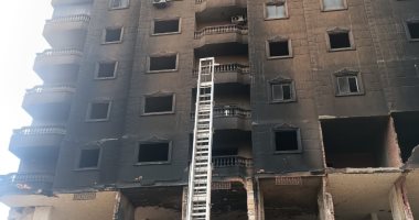 البدء فى إخلاء منقولات قاطنى عقار فيصل المحترق بالجيزة.. صور