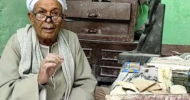 شيخ النحاتين بالأقصر يحكى لليوم السابع فن تقليد التحف الفرعونية.. فيديو