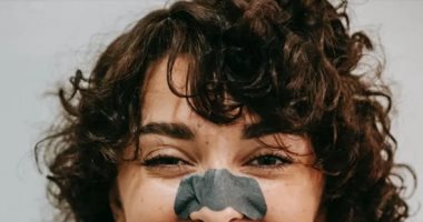 3 وصفات طبيعية لإزالة الرؤوس السوداء.. الكركم وصودا الخبز أبرزها