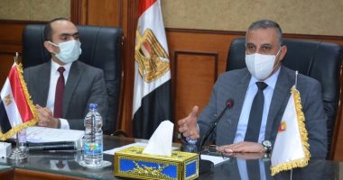 محافظ سوهاج يعد بزيارات مفاجئة للمراكز التكنولوجية لخدمة المواطنين