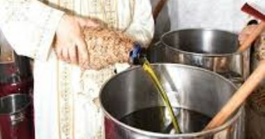 تاريخ زيت الميرون المقدس فى الأرثوذكسية.. بدأت صناعته رسميا من القرن الثانى الميلادى والبابا تواضروس يدشنه للمرة الثالثة فى عهده.. والكنيسة صنعته 40 مرة فقط على مدار 20 قرنا.. والطقس الكنسى يستخدمه فى 7 مناسبات