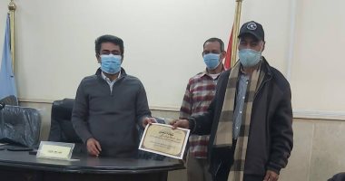 رئيس مدينة البياضية يكرم العاملين بالمركز التكنولوجى لخدمة المواطنين