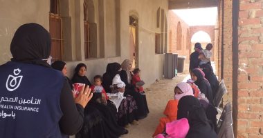 حملات ميدانية للتوعوية بمنظومة التأمين الصحى الشامل الجديدة بأسوان.. صور