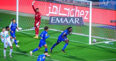 الهلال يكتسح الاتفاق بثلاثية ويرتقي لوصافة الدوري السعودي.. فيديو