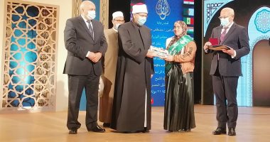 وزير الأوقاف يسلم جوائز للفائزين بمسابقة بورسعيد الدولية للقرآن والابتهال.. صور