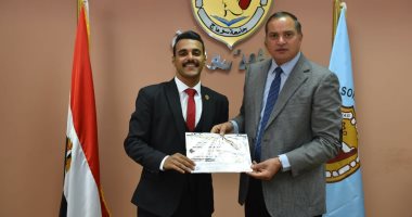 جامعة سوهاج تكرم الطلاب الحاصلين على مراكز متقدمة بالنشاط الرياضى.. صور