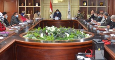 نائب محافظ بنى سويف يناقش خطوات تقديم أوجه الرعاية لأسر الشهداء