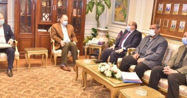 محافظ أسيوط يبحث حل مشكلة نقص الأسمدة مع رئيس هيئة الإصلاح الزراعى.. فيديو