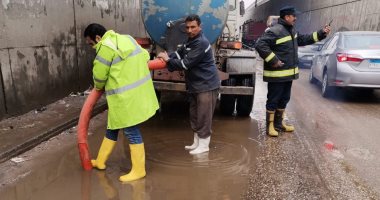 "مياه القليوبية" تدفع بسيارات ومعدات لرفع تراكمات مياه الأمطار بالطرق والمدن