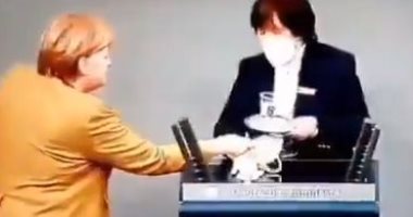 انجيلا ميركل تتعرض لموقف طريف فى البرلمان بسبب نسيان كمامتها.. فيديو