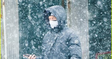 هيو جاكمان وزوجته ديبورا وسط العاصفة الثلجية فى نيويورك