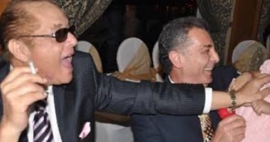 محمود حميدة يسترجع ذكرياته مع صديقه الراحل محمود عبد العزيز بصورة نادرة